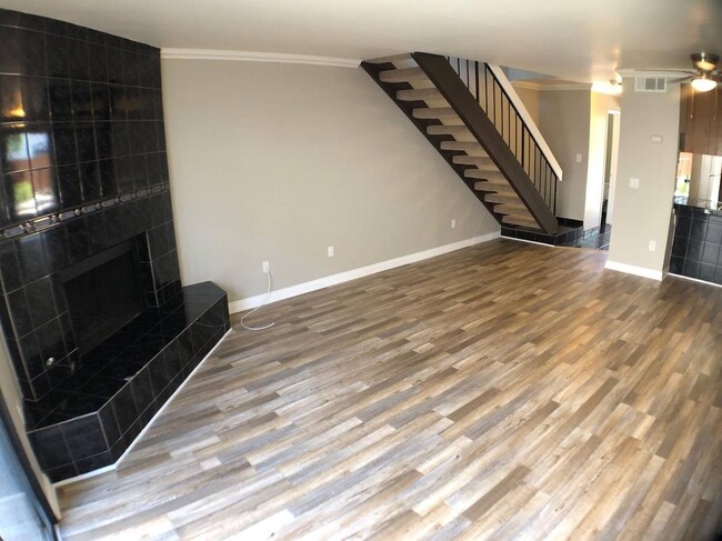 Remodeled Townhome with Garage and Yard in... - Remodeled Townhome with Garage and Yard in...