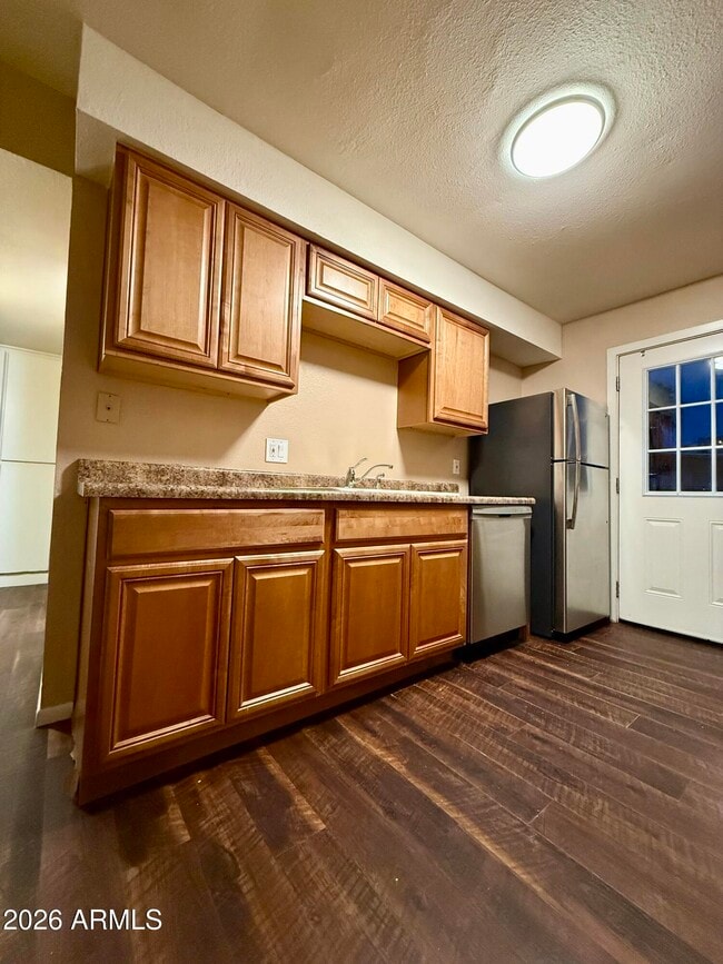 Photo - 825 E 5th St