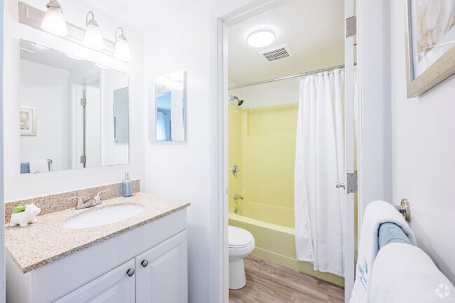 1BR, 1BA - The Laurel - 740SF Bathroom