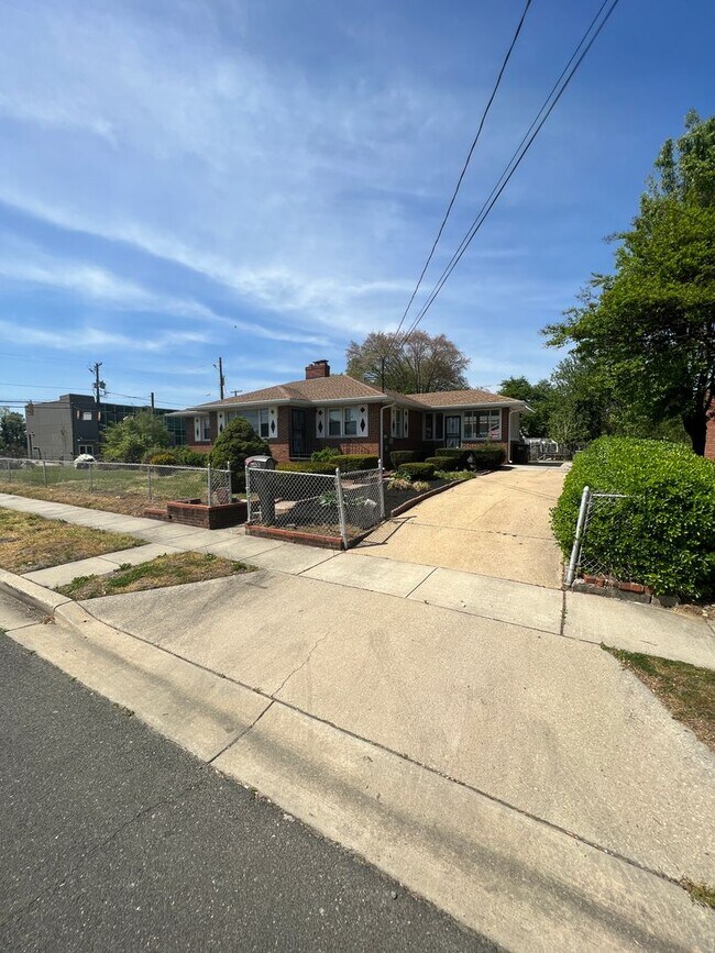 Photo - Amazing 6 Bedroom 2 Bathroom home with dual driveways