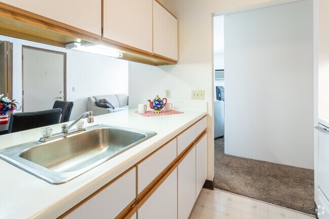 1 BR, 1 BA - 750 SF
