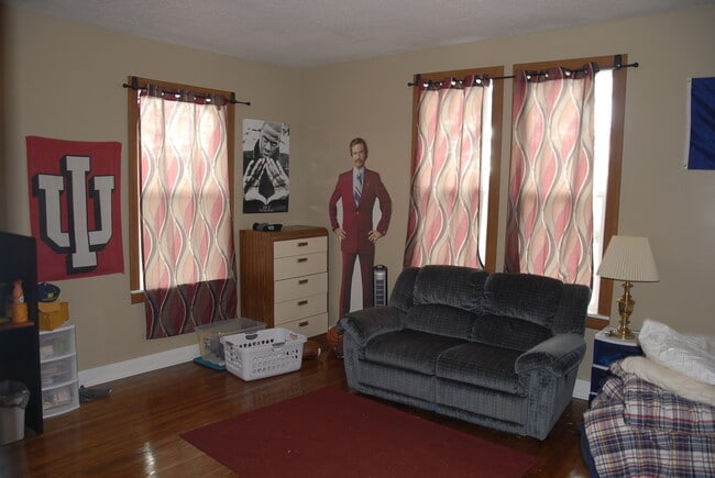 Photo - 303 E 10th St