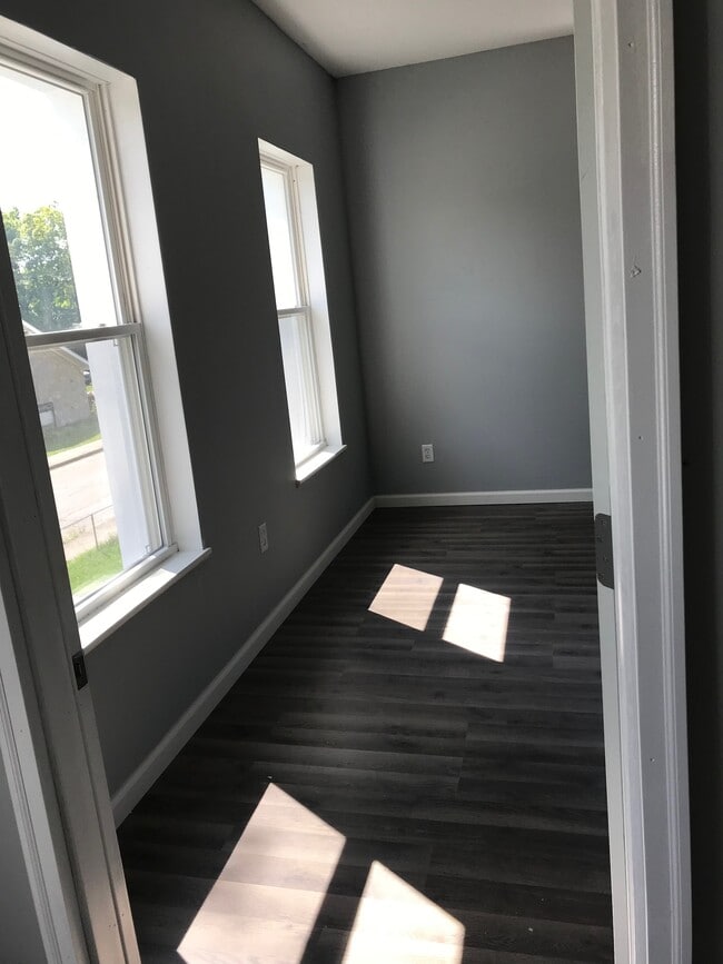 Building Photo - 828 W Roache St Unit TBD