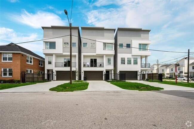 Building Photo - 2110 Live Oak St Rental