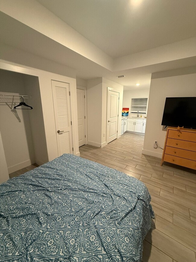 Building Photo - 2812 13th St SW Unit Studio Rental