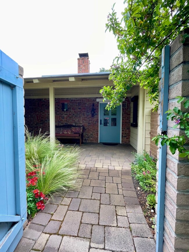 Front entry courtyard - 752 S El Monte Ave