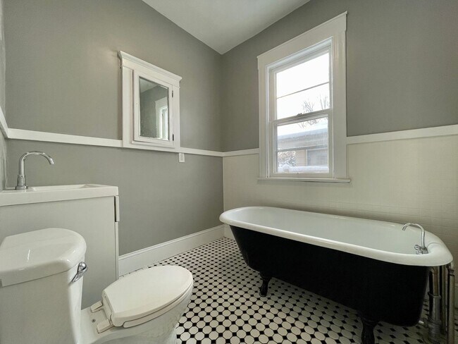 Photo - Charming 4 bedroom 1.5 Bathroom Home in South Minneapolis!