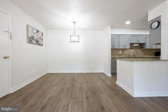 Building Photo - 5904 Bayshire Rd Unit B
