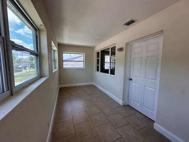 Photo - 840 W 1st St