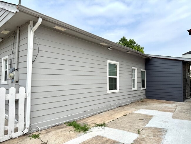 Photo - 421 Sidney St