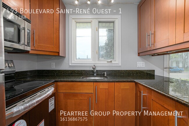Photo - Spacious 3BR Bungalow with Private Yard & Parking –  493 St-René Blvd West, Gatineau
