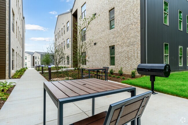 Mesas de picnic comunitarias - The Finch