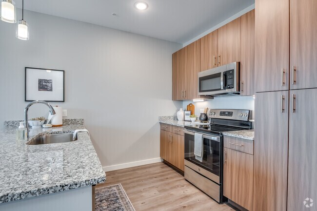 2BR, 2BA - 943SF - Kitchen