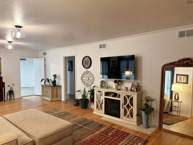 Photo - 2412 Dartmouth St