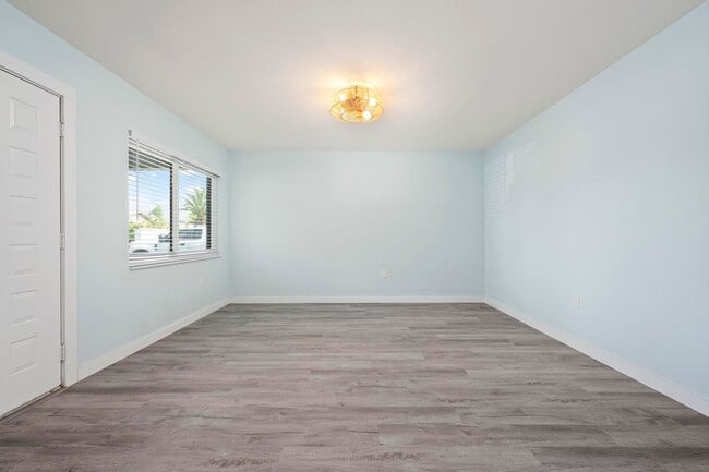Photo - GORGEOUS FULLY RENOVATED 1st FLOOR 2 BEDROOM 1 BATHROOM CONDO LOCATED JUST 5 MINUTES FROM VENICE ... Unit # 107