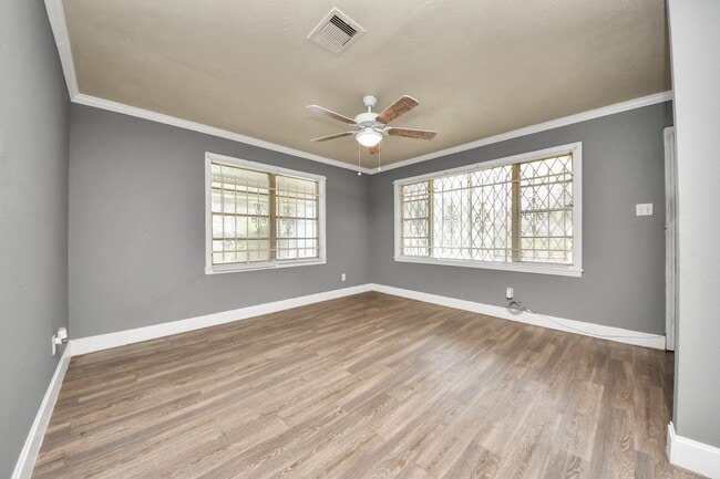 Photo - 3214 Tuam St