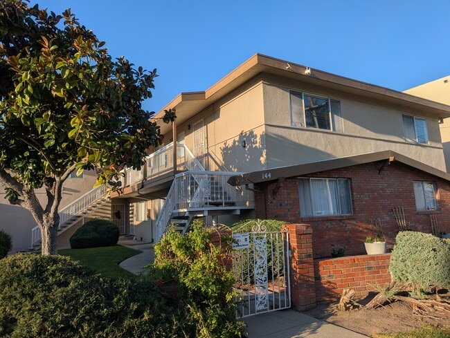 Front Yard - Belleview Apartments