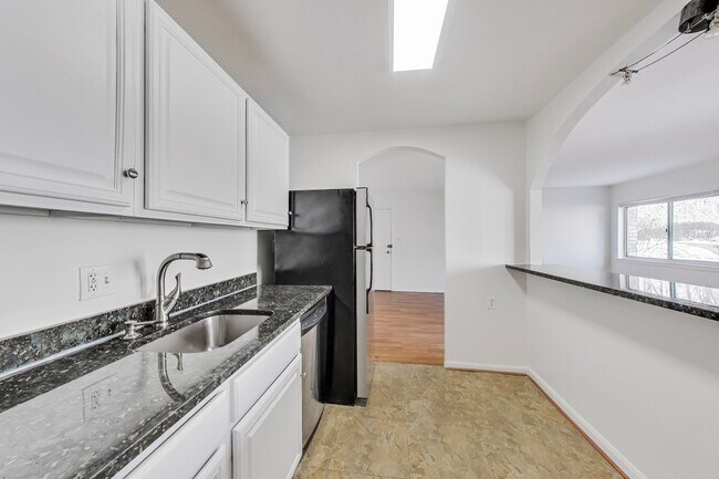 Photo - 2BD/1BA in Bethesda Park - Feeds to WJ HS - Great location - Close to Walter Reed & METRO Unidad 413