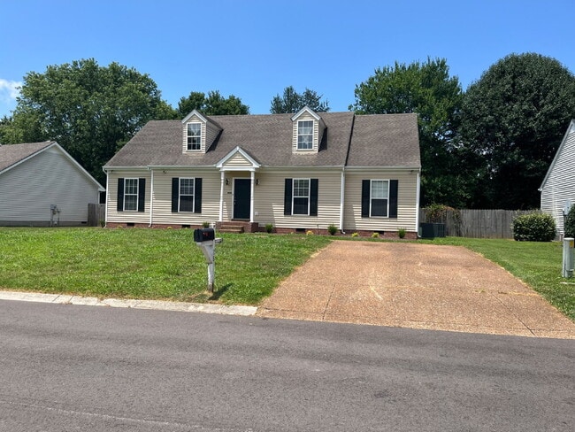Building Photo - "Charming 3-Bedroom Home with 2 Full Baths in Beautiful Thompson's Station!"
FENCED BACKYARD!