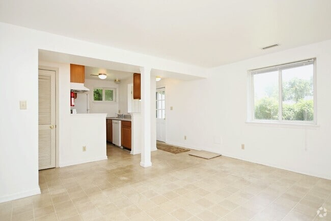 Building Photo - 124 Thomas Dr Unit Thomas 124 B Rental