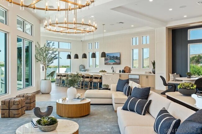 5015 Avenida Lugano
