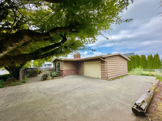 Photo - 2,510 Sq Ft | 5 Bedroom · 3 Bathroom – W/D...