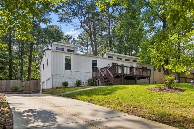 Building Photo - 2506 Kingsley Dr NE