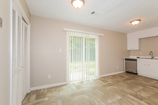 Photo - 570 Lakeridge Cir SE