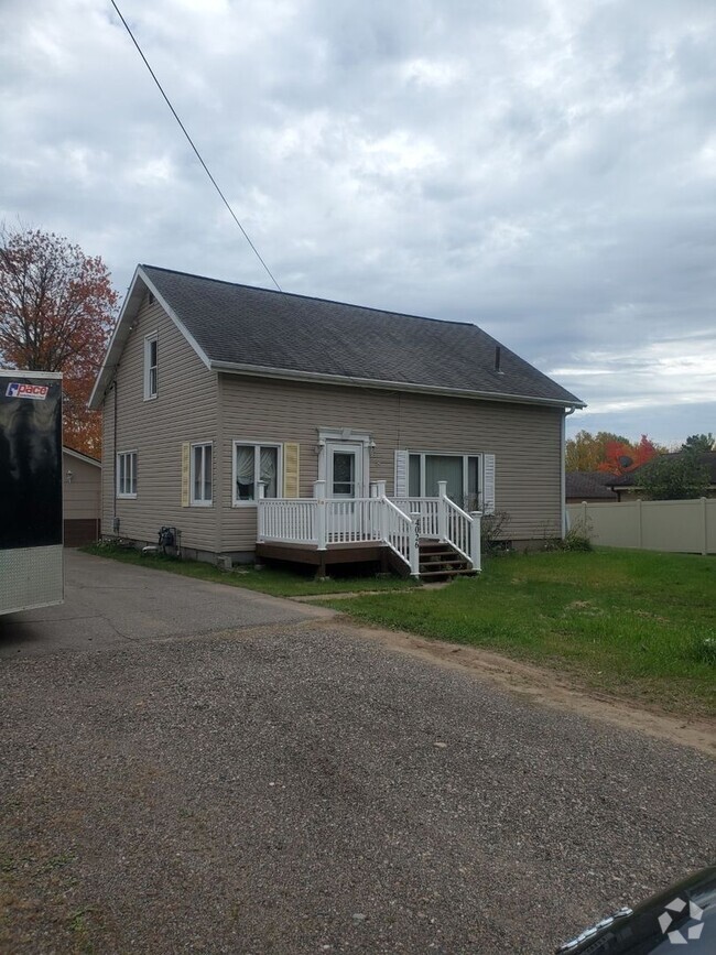 Building Photo - 4 bedroom in Hibbing Rental