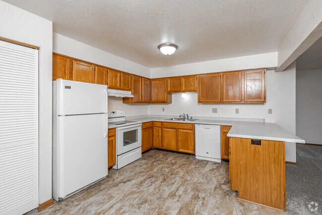 Lower 2BR, 1BA - 987SF - Kitchen