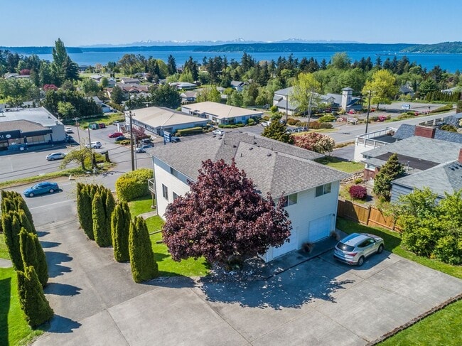 Building Photo - Wonderful Townhome in Browns Point with VI...