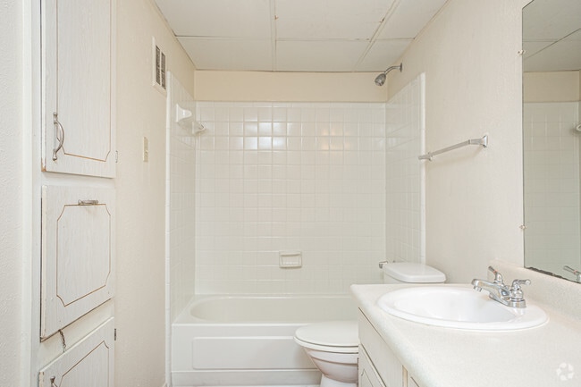 1 BR, 1 BA - 650 SF