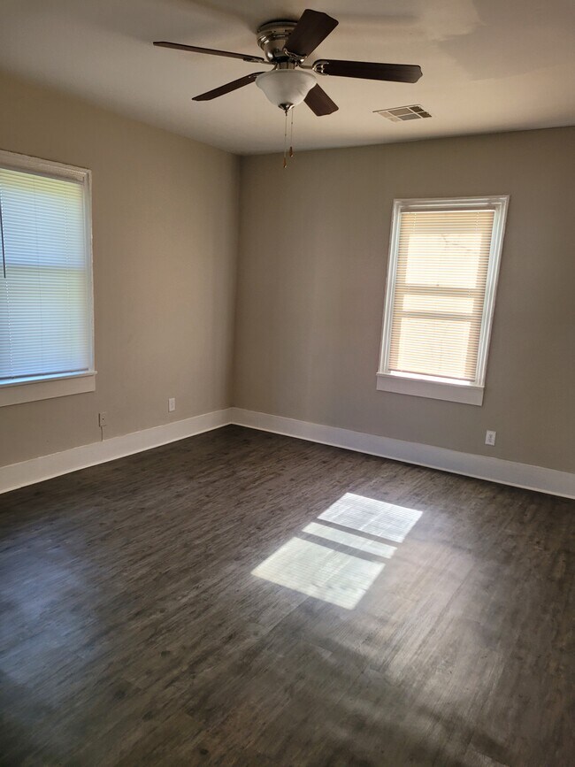 Photo - 305 Walker St Unidad C