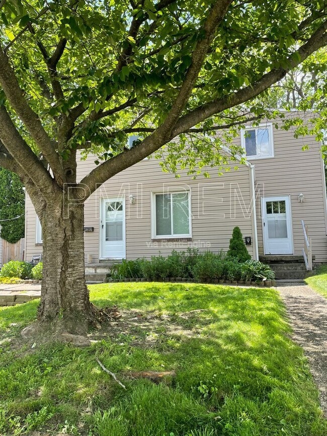 Building Photo - 2876 Hudson Dr Unit B