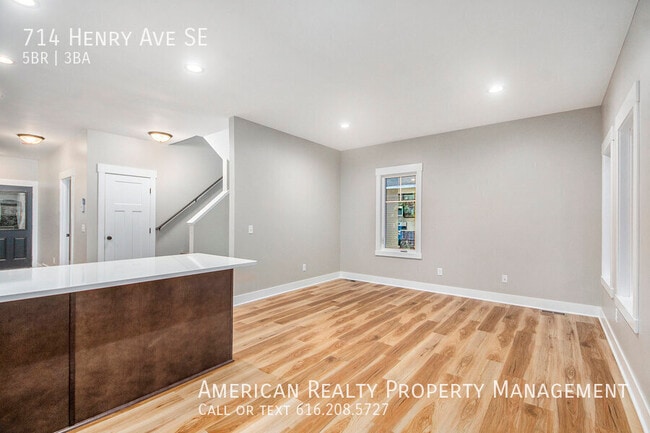 Photo - 714 Henry Ave SE
