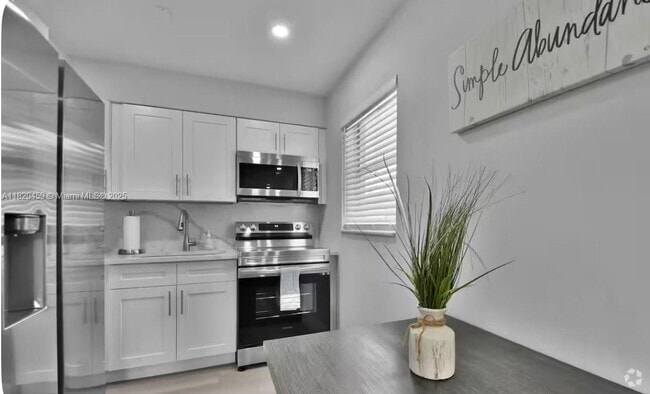 Building Photo - 708 SW 16th Ave Unit 4 Rental