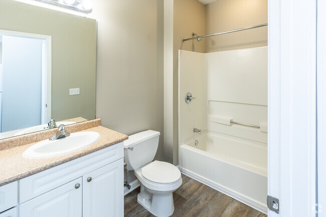 2BR, 2BA - 1,075SF - Bathroom