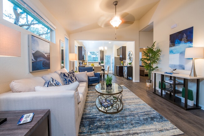 Building Photo - 6607 Lake Woodlands Dr Unit 570.1