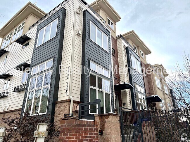 Building Photo - 5 Bed/4 Bath, 2,553 Sqft -1259 N Washingto... Rental