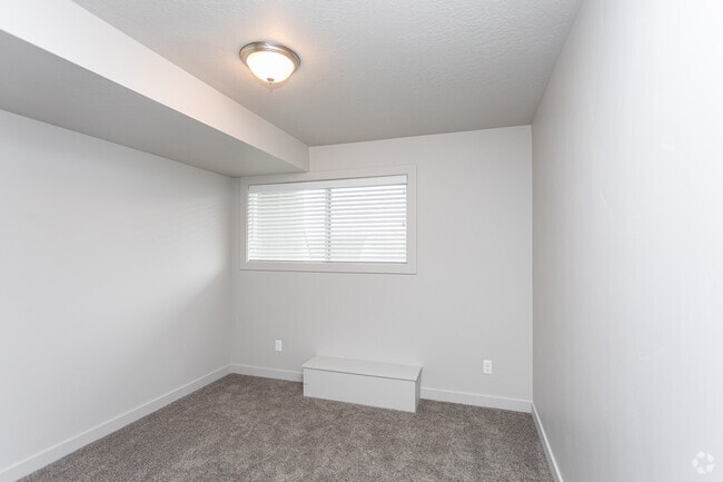 2BR, 2BA - 955SF