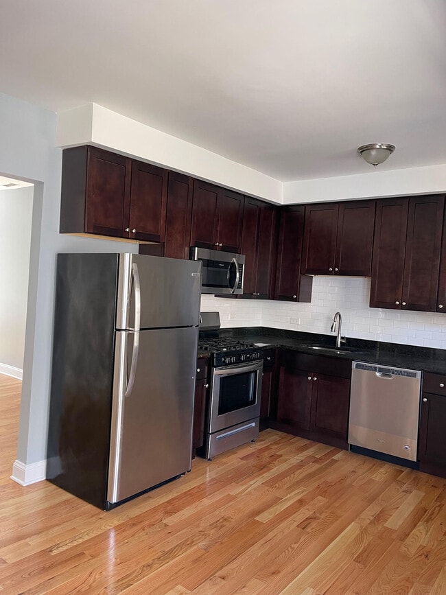 1644 W Pratt Blvd Unit TWO BEDROOM - UNIT 3F