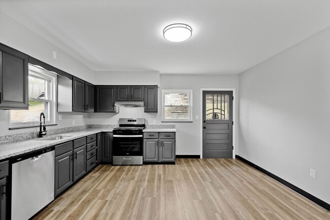 Photo - Stunning 3 bed, 2 bath home in East Hills available August 1!