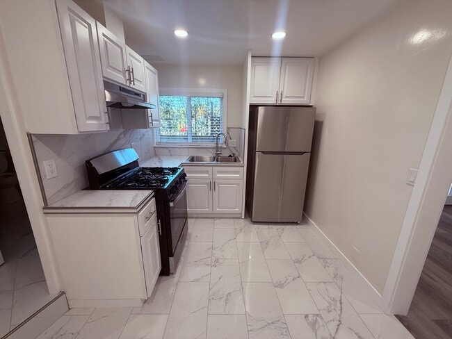 Building Photo - 323 S Francisca Ave Unit C