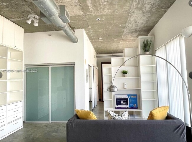 455 NE 25th St Unit 904