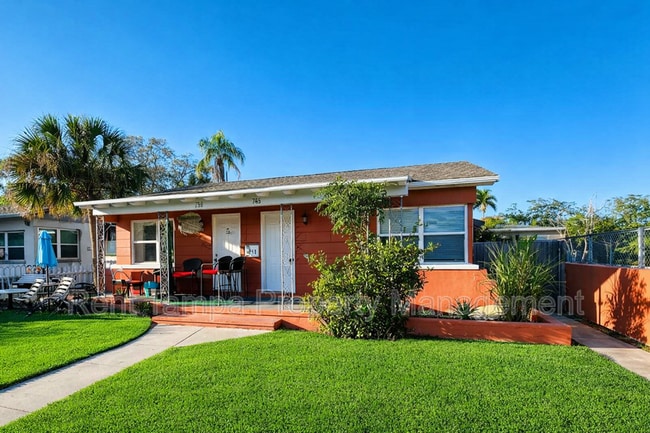 Building Photo - 761 22nd Ave S