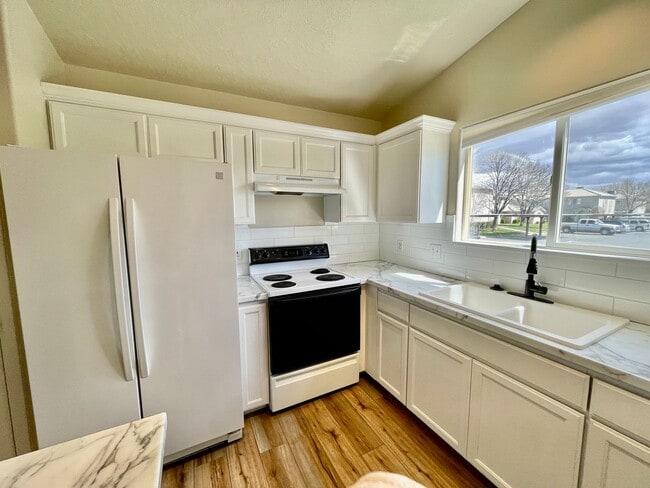 Pet-Friendly Townhome Close to Everything! - Pet-Friendly Townhome Close to Everything!