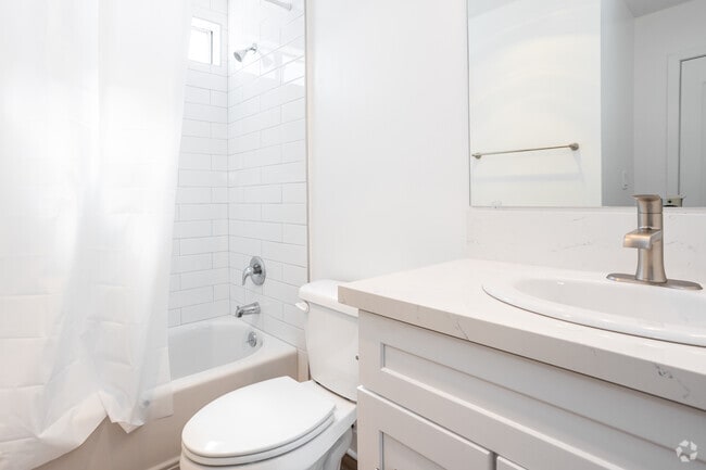 1BR, 1BA - 810SF - Bathroom