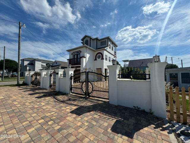 Building Photo - "Discover Coastal Comfort: Spacious 3-Bed,...