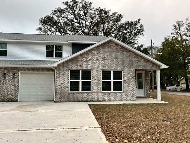 Photo - 215 Allen St