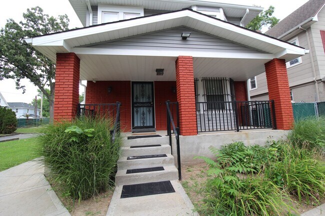 Photo - 3215 Charlotte St
